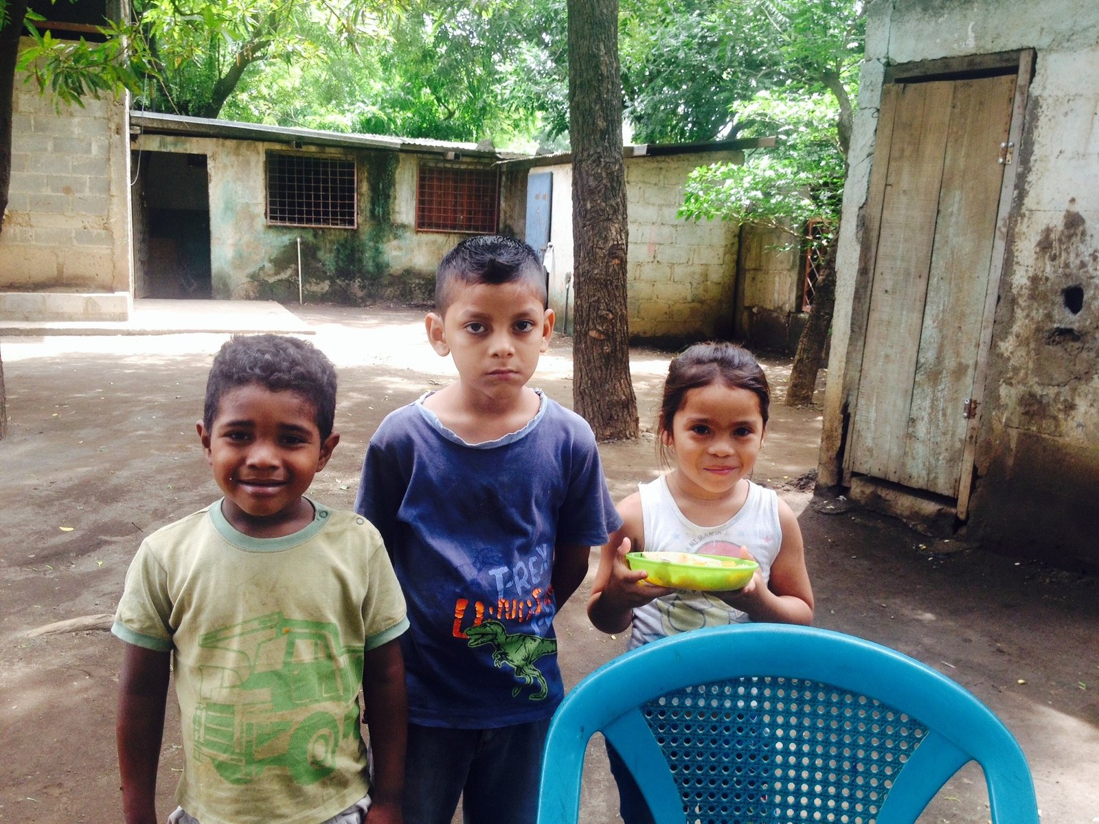 Children receiving food in Nicaragua